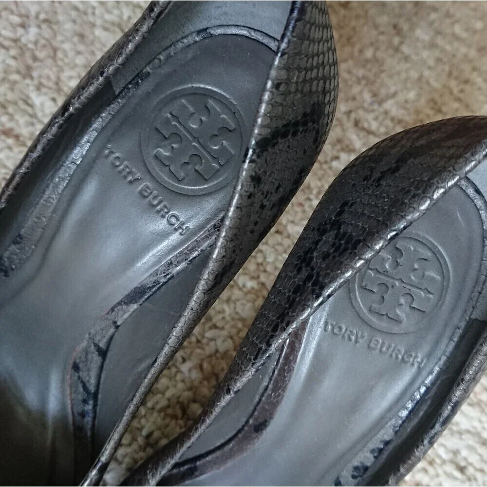 TORY BURCH Jude Pumps Snake print with silver Logo size 8M